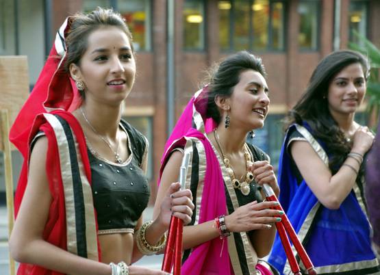 जानें नवरात्र‍ में क्‍यों खेलते हैं गरबा, इसके पीछे की कहानी हैरान कर देगी आपको...