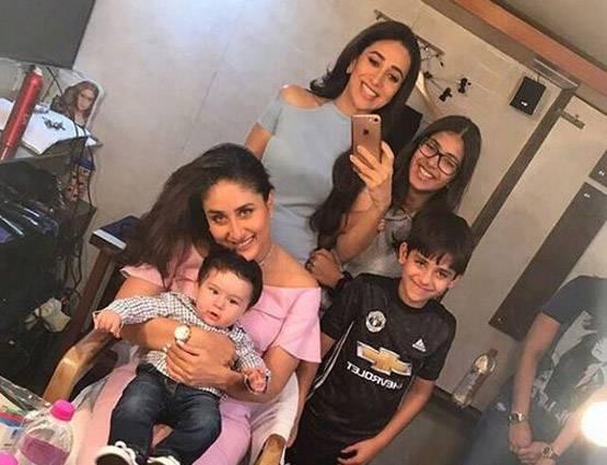 PHOTOS: अपने बेस्ट फ्रेंड से कुछ इस अंदाज में मिले तैमूर अली खान