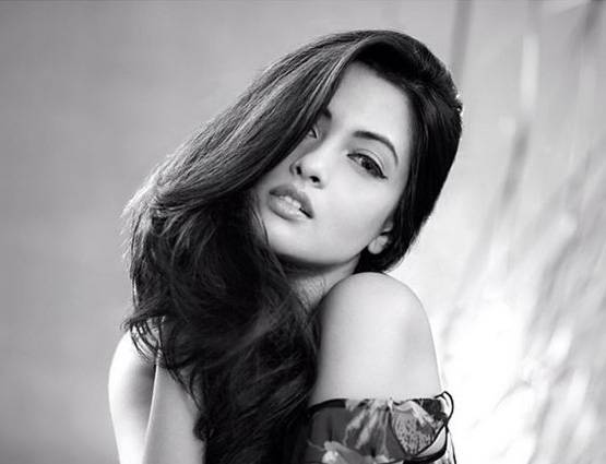 रिया सेन ने पब्लिक में अपने हसबैंड को किया किस, देखें PHOTO