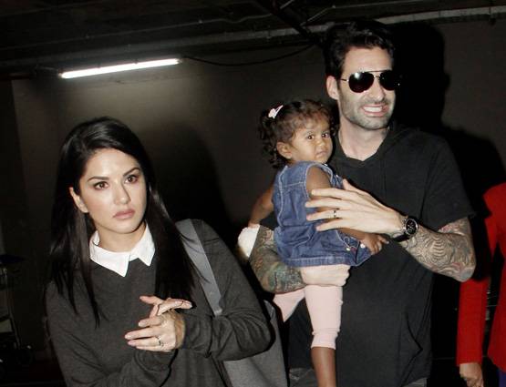 बेटी के साथ एयरपोर्ट पर दिखीं MOMMY सनी लियोनी, देखें क्यूट PHOTOS