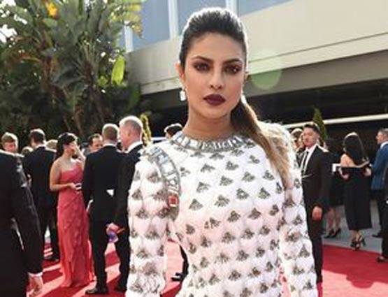 Emmys 2017 में दिखा प्रियंका चोपड़ा का जलवा, इन हॉलीवुड एक्ट्रेस के कपड़ों की भी हो रही है खूब चर्चा