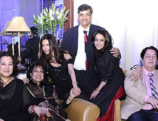 रिसेप्शन में ट्रेडिशनल से ग्लैमरस रहा रिया सेन का लुक, PHOTOS वायरल