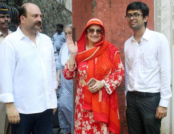 दिलीप कुमार ने जीता 11 साल पुराना केस, चाबी मिलते ही सायरा हुईं खुश