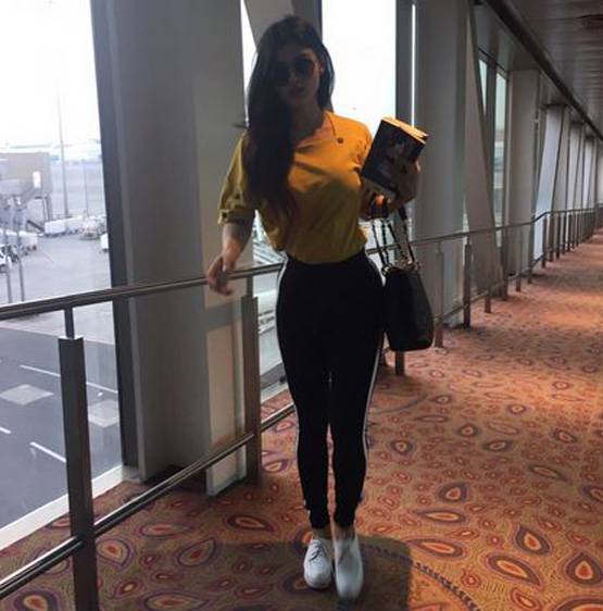 डेब्यू फिल्म की शूटिंग के बाद श्रीलंका में हॉलीडे मना रही हैं मौनी, PHOTOS वायरल