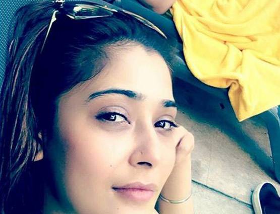 बिकिनी पहन पूल में उतरीं सारा खान, देखें PHOTOS