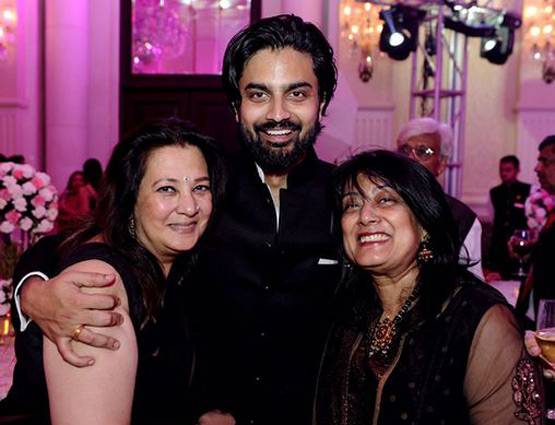 रिसेप्शन में ट्रेडिशनल से ग्लैमरस रहा रिया सेन का लुक, PHOTOS वायरल