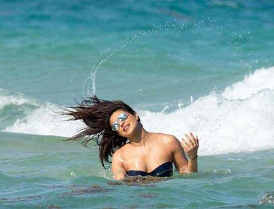 PICS: बिकिनी में फिर दिखीं प्रियंका, दोस्तों के साथ फोटो की शेयर