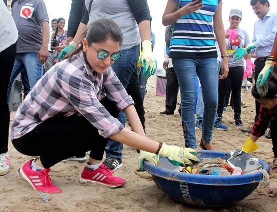 PICS: मुंबई के वर्सोवा बीच पर अनुष्का शर्मा का दिखा अलग ही रूप