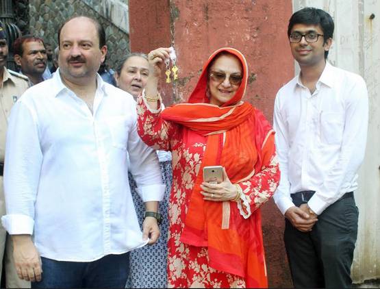 दिलीप कुमार ने जीता 11 साल पुराना केस, चाबी मिलते ही सायरा हुईं खुश