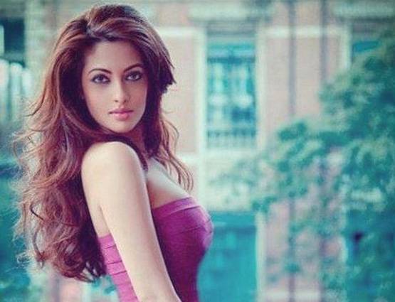 रिया सेन ने पब्लिक में अपने हसबैंड को किया किस, देखें PHOTO