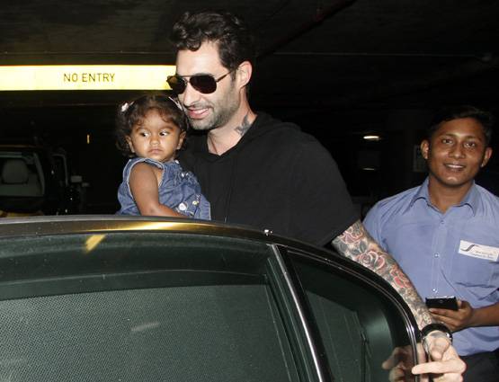 बेटी के साथ एयरपोर्ट पर दिखीं MOMMY सनी लियोनी, देखें क्यूट PHOTOS