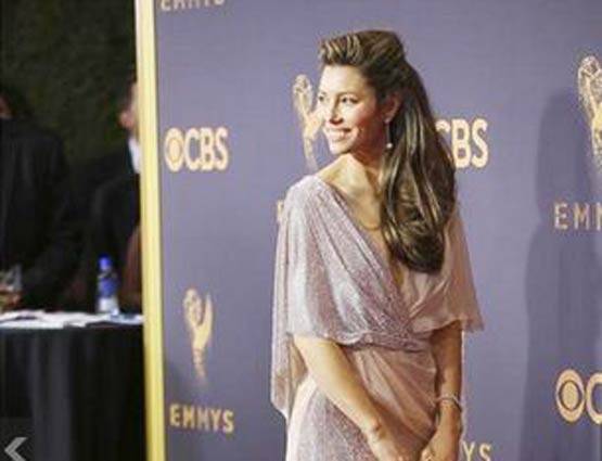 Emmys 2017 में दिखा प्रियंका चोपड़ा का जलवा, इन हॉलीवुड एक्ट्रेस के कपड़ों की भी हो रही है खूब चर्चा