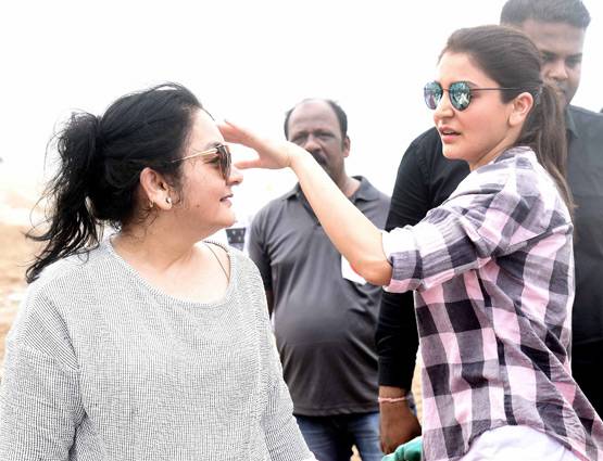 PICS: मुंबई के वर्सोवा बीच पर अनुष्का शर्मा का दिखा अलग ही रूप