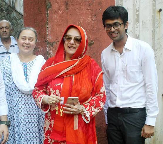 दिलीप कुमार ने जीता 11 साल पुराना केस, चाबी मिलते ही सायरा हुईं खुश