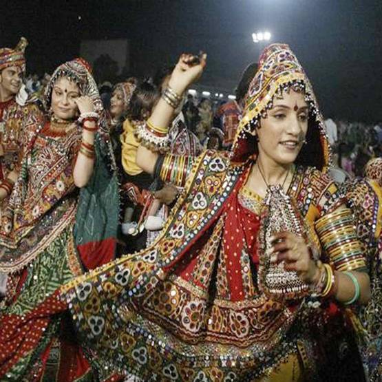 जानें नवरात्र‍ में क्‍यों खेलते हैं गरबा, इसके पीछे की कहानी हैरान कर देगी आपको...