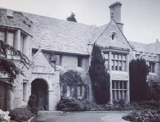 खूबसूरत मॉडल्स के लिए सोने की जेल से कम नहीं था प्लेबॉय मेंशन