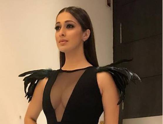 ये हैं जूली 2 की हॉट एक्ट्रेस, 15 साल की उम्र से कर रही हैं काम