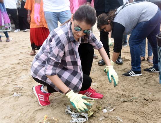 PICS: मुंबई के वर्सोवा बीच पर अनुष्का शर्मा का दिखा अलग ही रूप