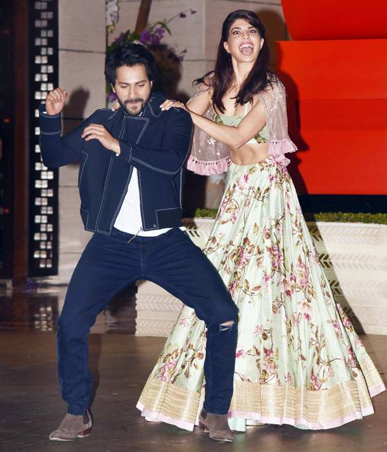 अंबानी की डिनर पार्टी में करीना और जाह्नवी पर टिकीं निगाहें