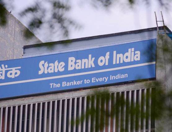 SBI में है अकाउंट, तो घर बैठे ही ऐसे कर सकते हैं आधार लिंक
