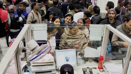 SBI में है अकाउंट, तो घर बैठे ही ऐसे कर सकते हैं आधार लिंक