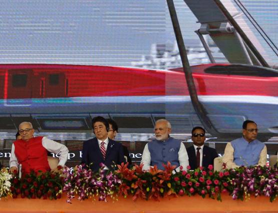 गुजराती स्टाइल में स्वागत के बाद दिखा मोदी-आबे का 'याराना'