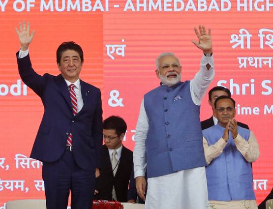 गुजराती स्टाइल में स्वागत के बाद दिखा मोदी-आबे का 'याराना'