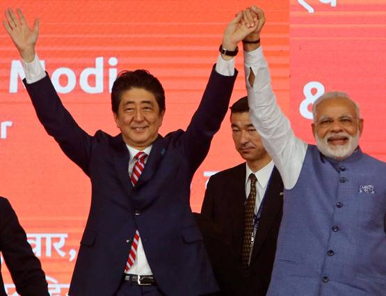 गुजराती स्टाइल में स्वागत के बाद दिखा मोदी-आबे का 'याराना'