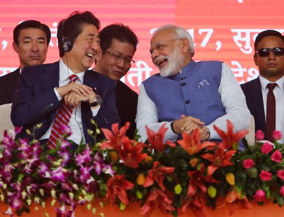 गुजराती स्टाइल में स्वागत के बाद दिखा मोदी-आबे का 'याराना'