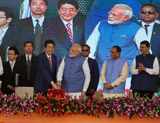 गुजराती स्टाइल में स्वागत के बाद दिखा मोदी-आबे का 'याराना'