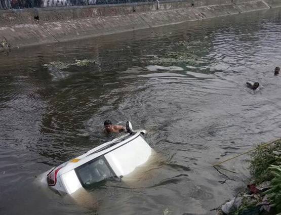 मिनटों में भरभराकर गिर गया कूड़े का पहाड़, देखें PHOTOS