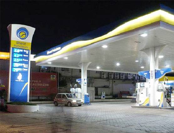 पेट्रोल पंप पर आपको मिलती हैं ये सुविधाएं, लेने से नहीं रोक सकता कोई