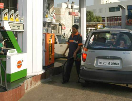 पेट्रोल पंप पर आपको मिलती हैं ये सुविधाएं, लेने से नहीं रोक सकता कोई
