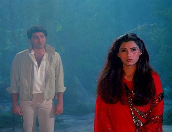 एक-दूजे का हाथ थामे दिखे सनी देओल-डिंपल, PHOTOS वायरल