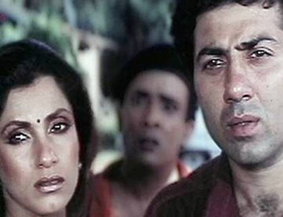 एक-दूजे का हाथ थामे दिखे सनी देओल-डिंपल, PHOTOS वायरल