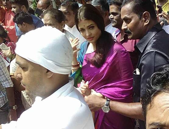 बेटी आराध्या संग ऐश्वर्या राय ने ऐसे मनाई दुर्गा पूजा