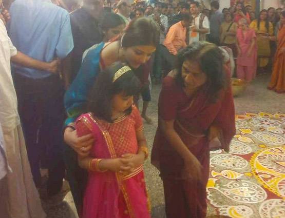 बेटी आराध्या संग ऐश्वर्या राय ने ऐसे मनाई दुर्गा पूजा