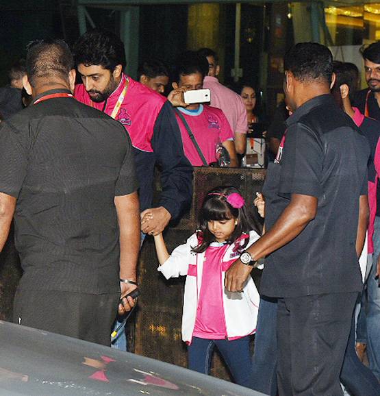 मम्मी ऐश्वर्या के साथ कबड्डी टीम चीयर्स करने पहुंची आराध्या, ये था अंदाज