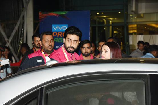 मम्मी ऐश्वर्या के साथ कबड्डी टीम चीयर्स करने पहुंची आराध्या, ये था अंदाज