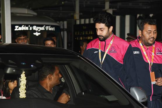 मम्मी ऐश्वर्या के साथ कबड्डी टीम चीयर्स करने पहुंची आराध्या, ये था अंदाज