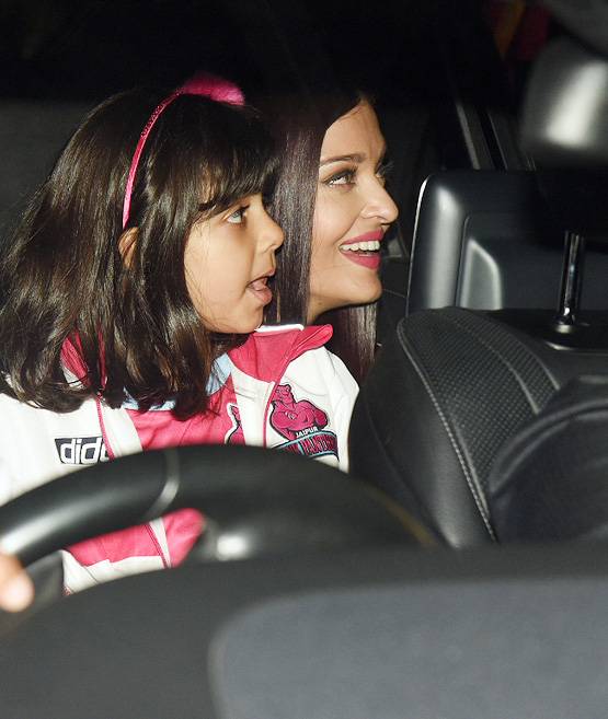 मम्मी ऐश्वर्या के साथ कबड्डी टीम चीयर्स करने पहुंची आराध्या, ये था अंदाज