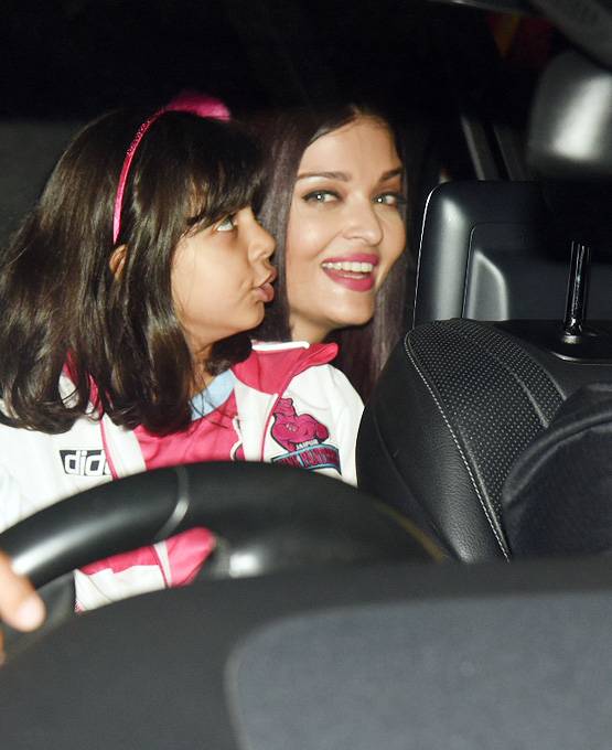 मम्मी ऐश्वर्या के साथ कबड्डी टीम चीयर्स करने पहुंची आराध्या, ये था अंदाज