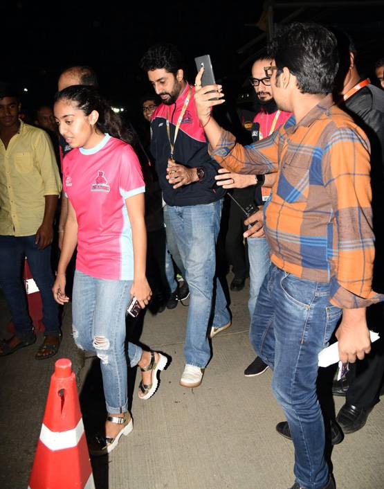 मम्मी ऐश्वर्या के साथ कबड्डी टीम चीयर्स करने पहुंची आराध्या, ये था अंदाज