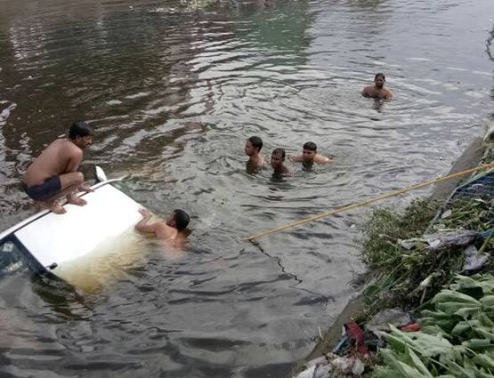 मिनटों में भरभराकर गिर गया कूड़े का पहाड़, देखें PHOTOS