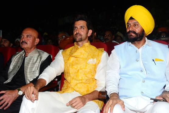 पापा राकेश रोशन के साथ शहीद भगत सिंह को याद करने पहुंचे रितिक