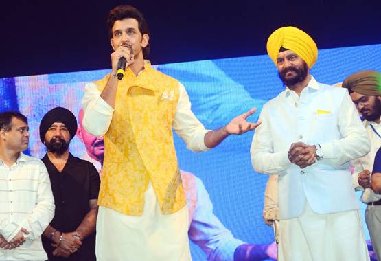 पापा राकेश रोशन के साथ शहीद भगत सिंह को याद करने पहुंचे रितिक