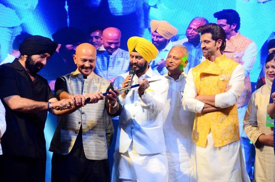 पापा राकेश रोशन के साथ शहीद भगत सिंह को याद करने पहुंचे रितिक