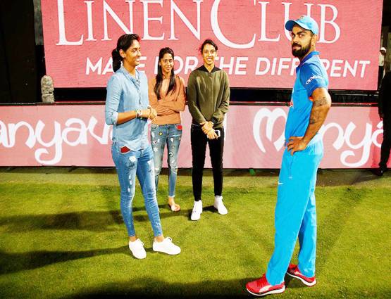 कंगारुओं के छक्के छुड़ाने वाली अपनी फैन से मिले कोहली