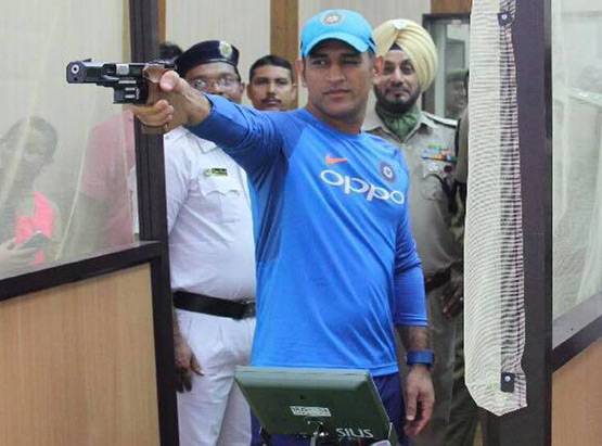 धोनी की शूटिंग, कोहली की किक, मैच से पहले ऐसे हुई टीम की प्रैक्टिस