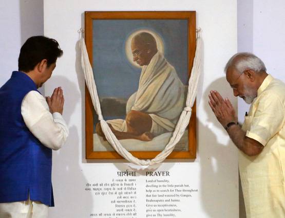 'मोदी जैकेट' में आबे की गांधीगीरी और मोदी की मेहमाननवाजी